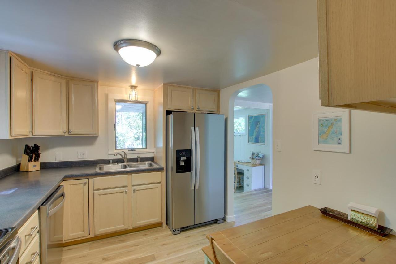 Updated Home With Deck 2 Mi To Sister Bay Beach! Exterior photo